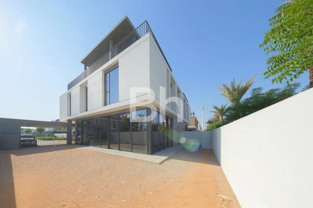 4 Bedrooms Townhouse in June