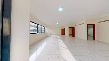 No Commisson/ Luxurious Apartment 4-Br with Maids/ Free Parking